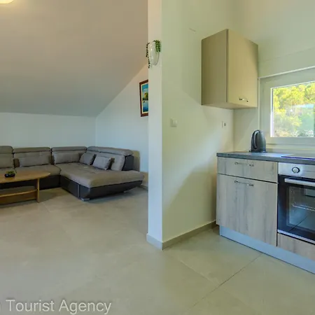 Panoramic Forest Retreat With Pool And Seaview *