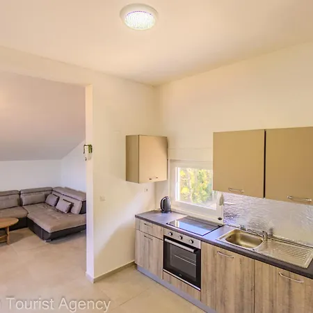 Panoramic Forest Retreat With Pool And Seaview