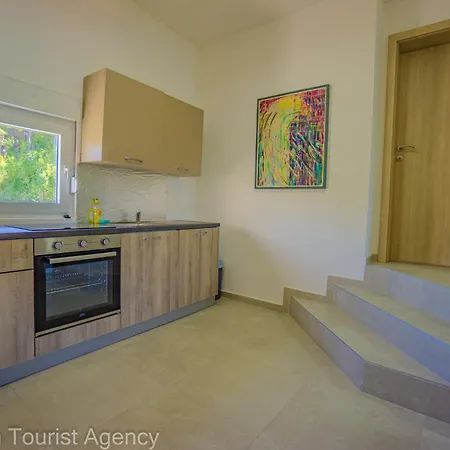 Panoramic Forest Retreat With Pool And Seaview