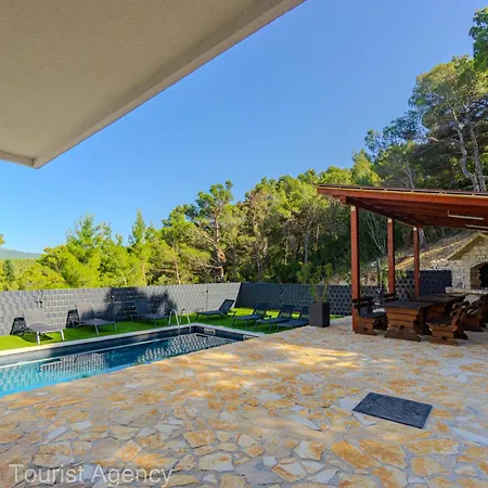 Apartment Panoramic Forest Retreat With Pool And Seaview *