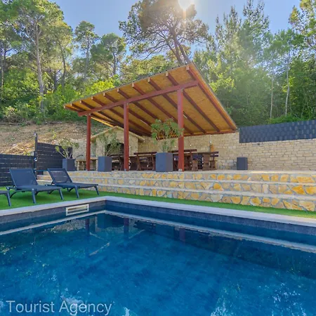 Panoramic Forest Retreat With Pool And Seaview
