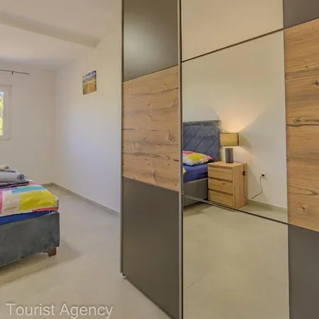 Apartment Panoramic Forest Retreat With Pool And Seaview Donji Karin