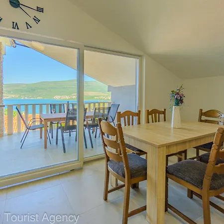 Panoramic Forest Retreat With Pool And Seaview