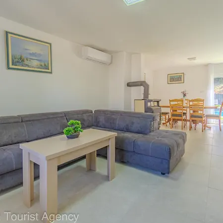 Panoramic Forest Retreat With Pool And Seaview *