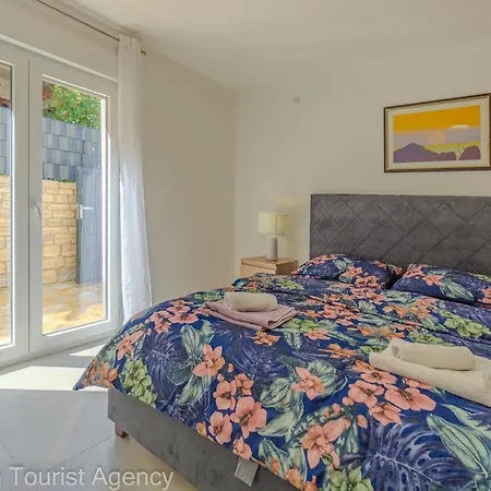 Panoramic Forest Retreat With Pool And Seaview