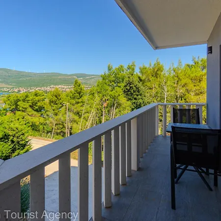 Panoramic Forest Retreat With Pool And Seaview *