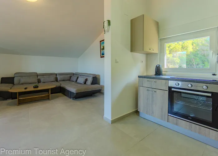 Panoramic Forest Retreat With Pool And Seaview *