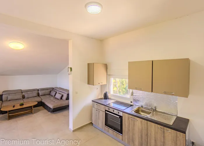 Panoramic Forest Retreat With Pool And Seaview