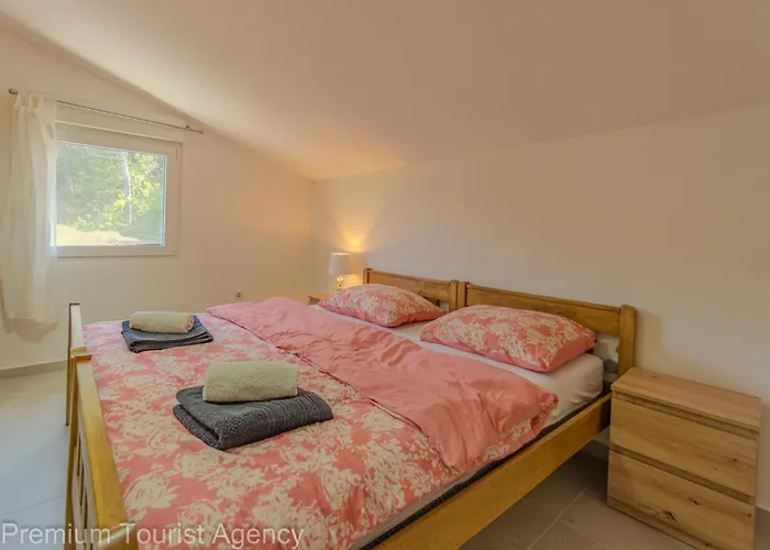 Panoramic Forest Retreat With Pool And Seaview *