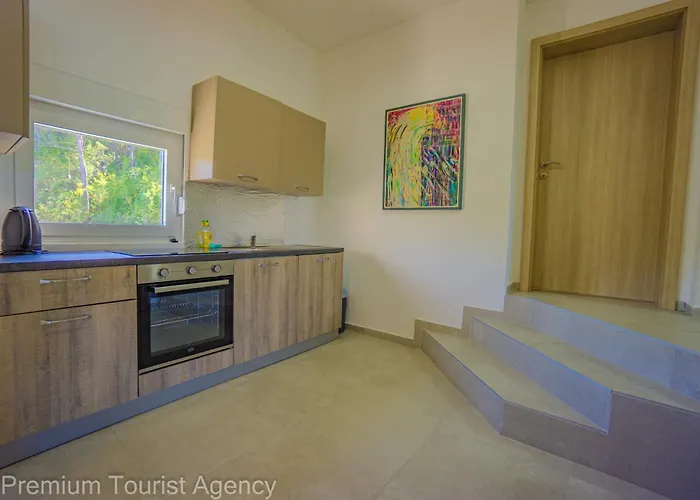 Panoramic Forest Retreat With Pool And Seaview