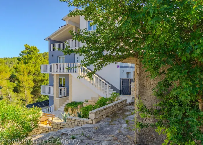 Panoramic Forest Retreat With Pool And Seaview *