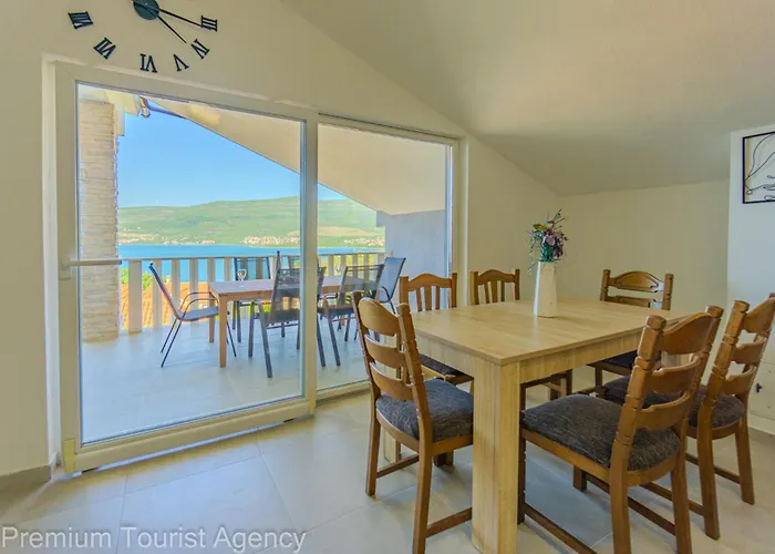 Panoramic Forest Retreat With Pool And Seaview