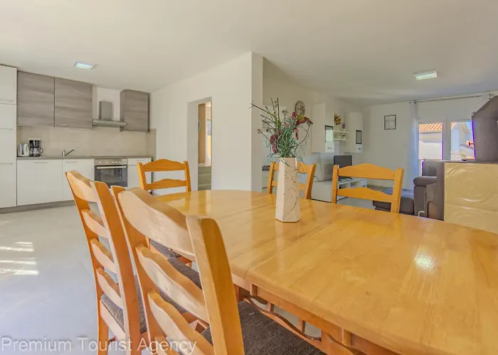 Panoramic Forest Retreat With Pool And Seaview Lägenhet