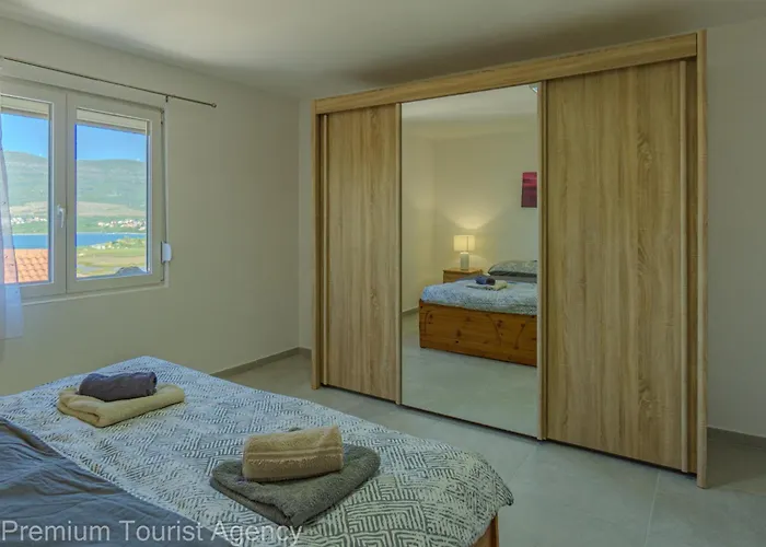 Panoramic Forest Retreat With Pool And Seaview *