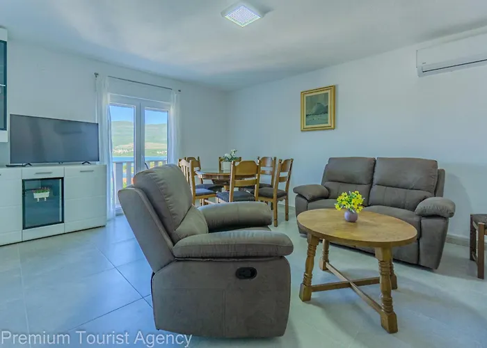 Panoramic Forest Retreat With Pool And Seaview