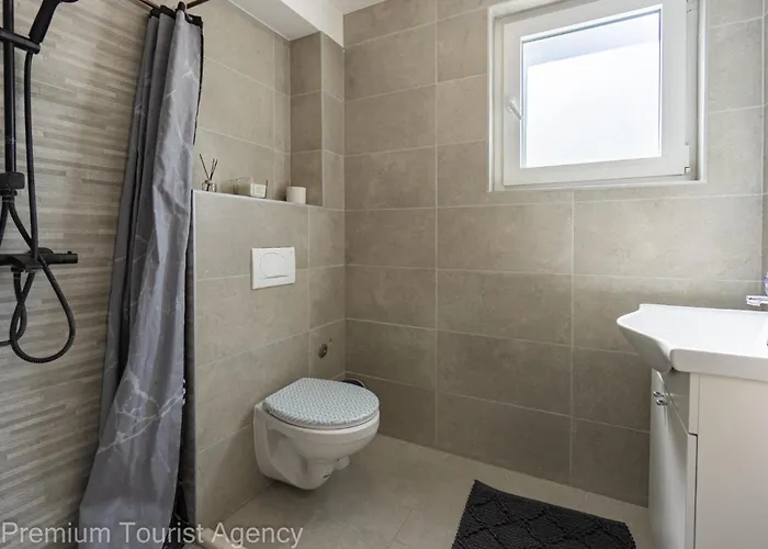 Panoramic Forest Retreat With Pool And Seaview