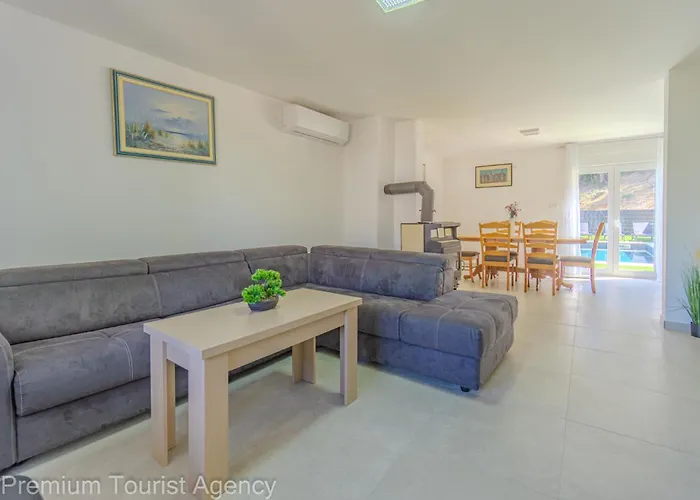 Panoramic Forest Retreat With Pool And Seaview *