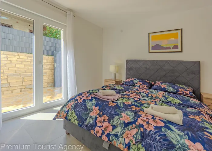 Panoramic Forest Retreat With Pool And Seaview