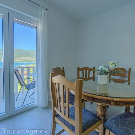 Panoramic Forest Retreat With Pool And Seaview *