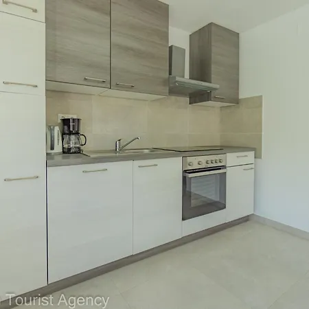 Panoramic Forest Retreat With Pool And Seaview