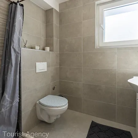 Panoramic Forest Retreat With Pool And Seaview