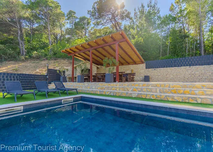 Panoramic Forest Retreat With Pool And Seaview