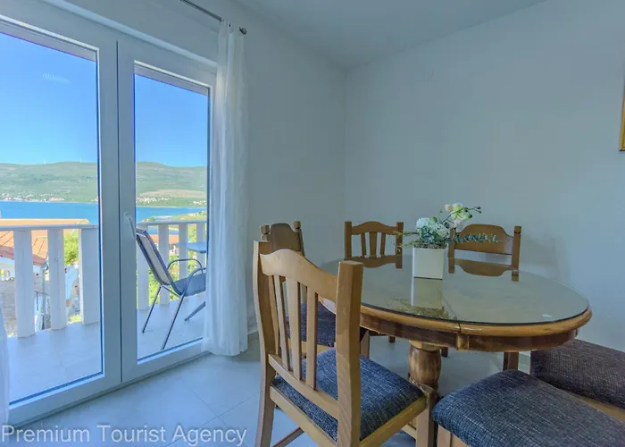 Panoramic Forest Retreat With Pool And Seaview *