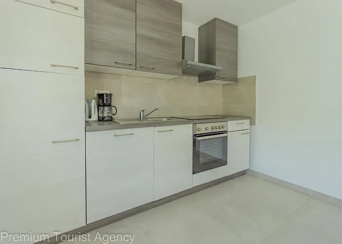 Panoramic Forest Retreat With Pool And Seaview